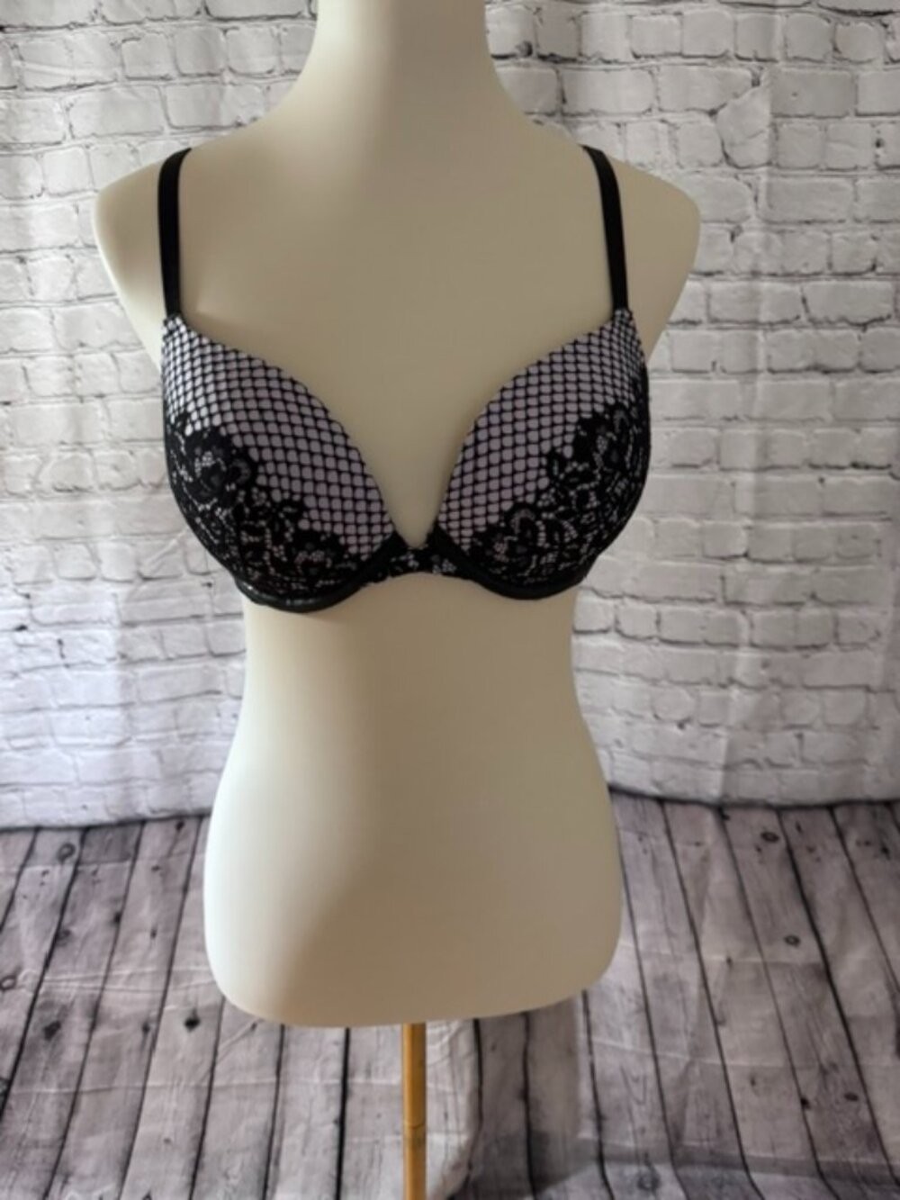 Victoria’s Secret Very Sexy Scandalous Push-Up Bra 36C Black Lace/White NWOT